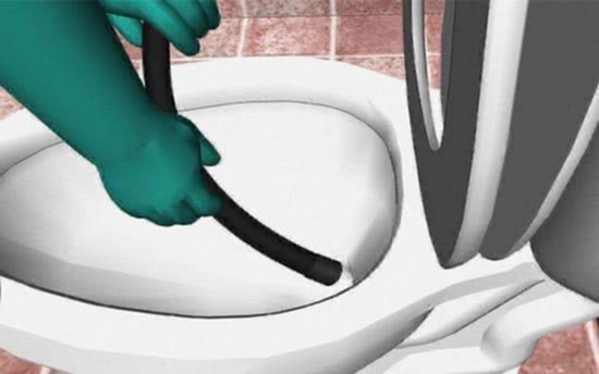 lavabo borusu açmak için su hortumu kullanmak